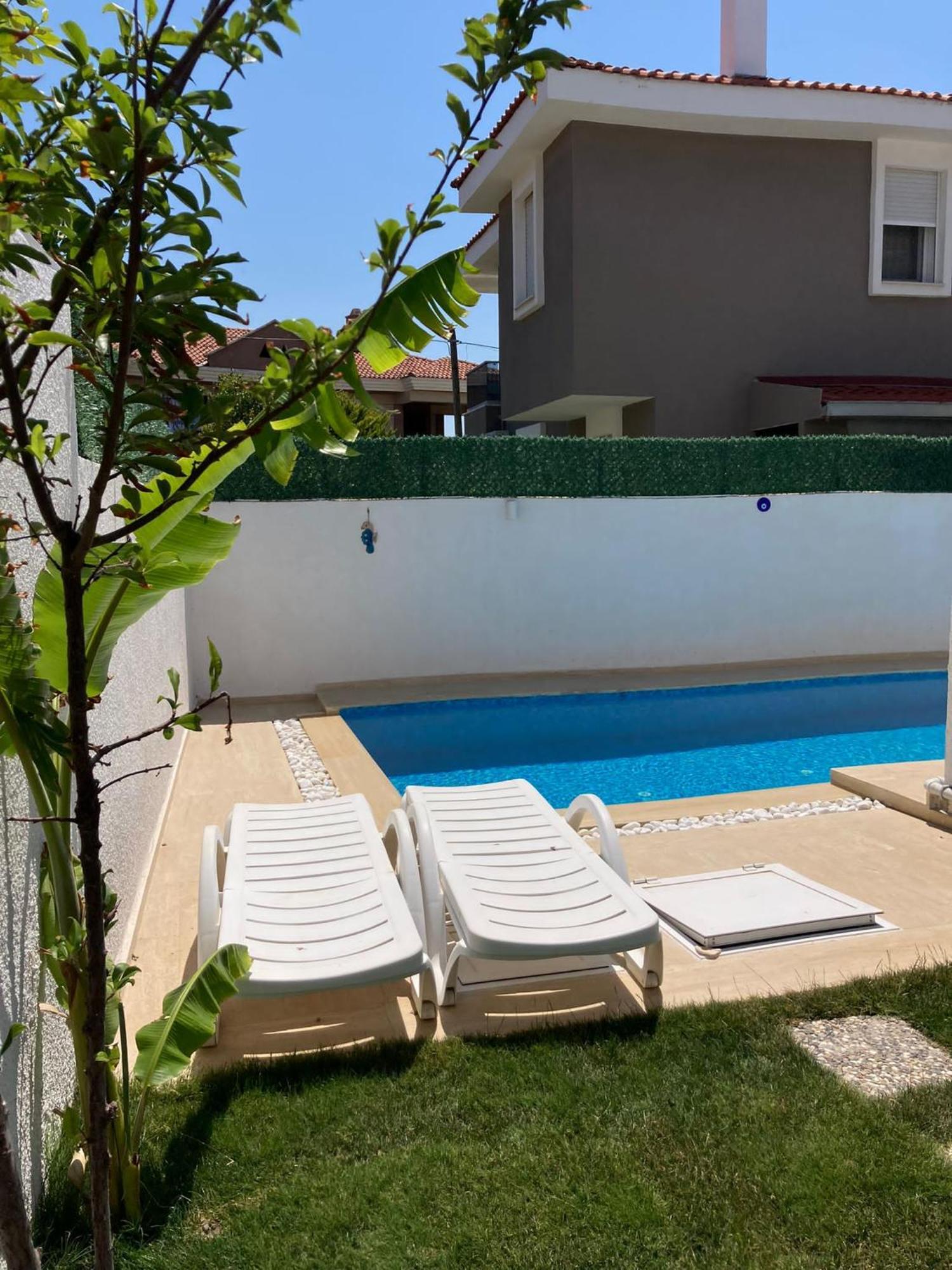 Alacatida Havuzlu Villa Cesme